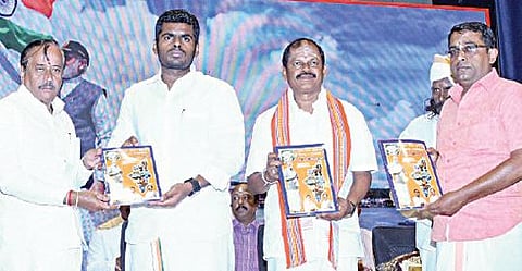 சென்னையில் நேற்று நடந்த நிகழ்ச்சியில், இந்து மக்கள் கட்சித் தலைவர் அர்ஜுன் சம்பத் எழுதிய ‘எவரும் எட்டமுடியாத 8 ஆண்டு சாதனைகள் மற்றும் திட்டங்கள்’ என்ற நூலை, பாஜக மூத்த தலைவர் ஹெச்.ராஜா வெளியிட, தமிழக பாஜக தலைவர் அண்ணாமலை பெற்றுக்கொண்டார். சுதந்திரப் போராட்ட வீரர்களின் வாரிசுகள் இதில் பங்கேற்றனர். படம்: பு.க.பிரவீன்