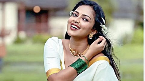 பொன்னியில் செல்வன் படத்தில் நடிக்காததற்காக வருந்தவில்லை: அமலா பால்