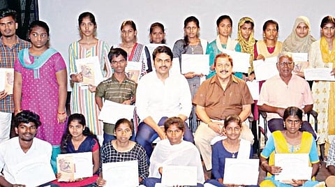 சிவகுமார் கல்வி அறக்கட்டளையின் 43-ம் ஆண்டு நிகழ்வில் பரிசு பெற்ற மாணவ, மாணவியருடன் நடிகர்கள் சிவகுமார், கார்த்தி, பேராசிரியர் கல்யாணி.