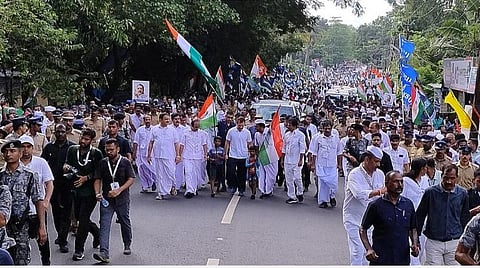 காங்கிரஸ் முன்னாள் தலைவர் ராகுல் காந்தி கேரளாவில் நேற்று நடைபயணத்தை தொடங்கினார். திருவனந்தபுரம் மாவட்டம், பாரசாலாவில் உள்ள கடையில் கட்சியினருடன் சேர்ந்து அவர் தேநீர் அருந்தினார். படம்: பிடிஐ