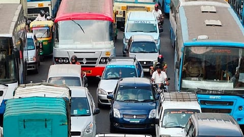 பெங்களூரு | நோயாளிக்கு அறுவை சிகிச்சை செய்ய 3 கி.மீ ஓடி மருத்துவமனைக்குச் சென்ற மருத்துவர்