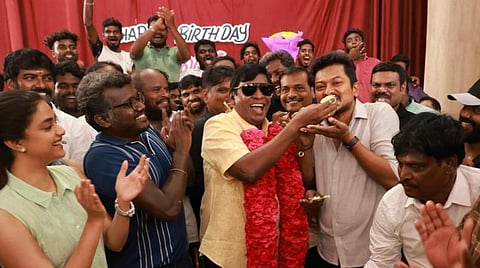 ‘மாமன்னன்’ படக் குழுவினருடன் பிறந்தநாள் கொண்டாடிய நடிகர் வடிவேலு