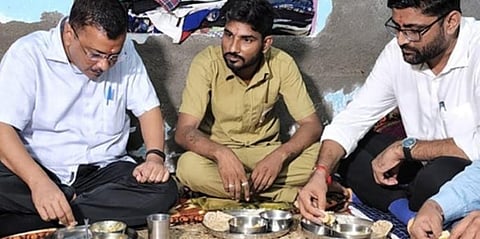 பாதுகாப்புக்காக தடுத்து நிறுத்திய போலீஸ்.. சொன்னபடியே ஆட்டோ ஓட்டுநர் வீட்டில் சாப்பிட்ட கேஜ்ரிவால்