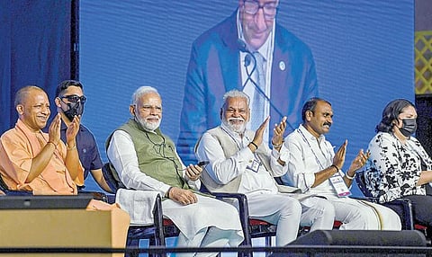 உத்தர பிரதேச மாநிலம் கிரேட்டர் நொய்டாவில் நேற்று நடைபெற்ற பால்வள உச்சி மாநாட்டை பிரதமர் நரேந்திர மோடி தொடங்கி வைத்தார். உடன் மத்திய மீன் வளம், பால்பண்ணை, கால்நடை பராமரிப்புத் துறை அமைச்சர் புருஷோத்தம் ரூபலா, இணையமைச்சர் எல்.முருகன், உ.பி. முதல்வர் ஆதித்ய நாத் உள்ளிட்டோர். படம்: பிடிஐ