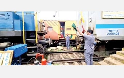 ரயில்களை பாதுகாப்பாக இயக்க உதவும் பாய்ன்ட் மேன்கள்.