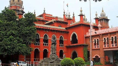 இபிஎஸ் தரப்பு மாவட்ட செயலாளர்கள் மீது நடவடிக்கை கோரி வழக்கு - உள்துறை செயலர் பதில் அளிக்க உயர் நீதிமன்றம் உத்தரவு