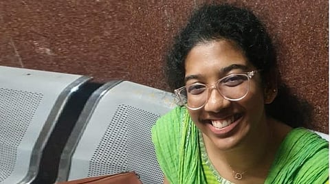 ஓடும் ரயிலில் பிரசவம் - கர்ப்பிணிக்கு உதவிய மருத்துவ மாணவிக்கு குவியும் பாராட்டு