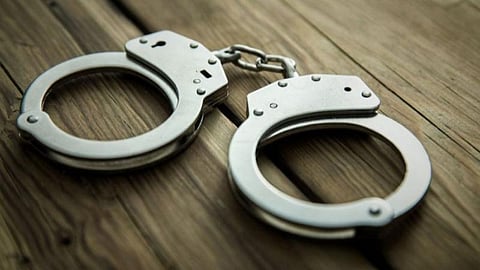 தேவகோட்டை, காரைக்குடியில் போலி மருத்துவர்கள் கைது: நோயாளிபோல் காத்திருந்து பிடித்த மருத்துவ இணை இயக்குநர்