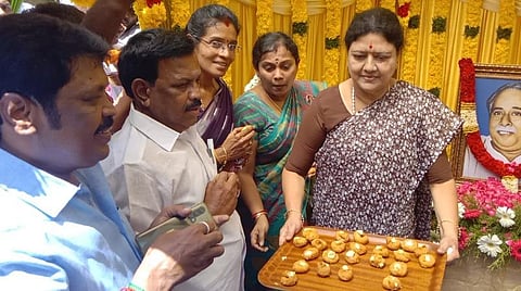 அண்ணா பிறந்தநாளில் ஆதரவாளர்களுக்கு இனிப்பு வழங்கிய் சசிகலா