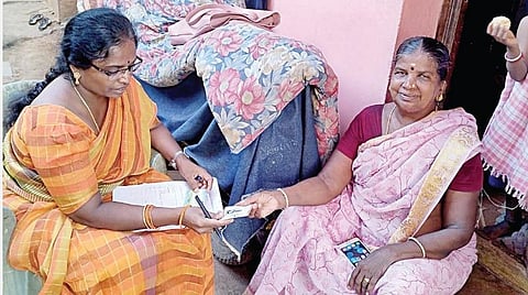 ஆதார் எண்ணுடன் வாக்காளர் அடையாள அட்டை எண்ணை இணைக்கும் பணி: கற்பித்தல் பணி தொய்வடைவதால் ஆசிரியர்கள் அவதி