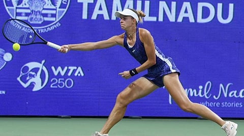 சென்னை ஓபன் மகளிர் டென்னிஸ் போட்டியில் ரஷ்யாவின் ஒஸானா செலக்மேதேவாவிற்கு எதிராக பந்தை திருப்புகிறார் போலந்தின் மக்டா லினெட்.