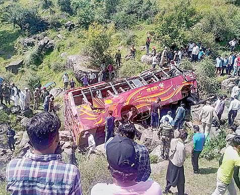 காஷ்மீரின் ரஜோரி மாவட்டம் டேரி ரால்யோட் பகுதியில் பயணிகள் பஸ் கட்டுப்பாட்டை இழந்து பள்ளத்தில் கவிழ்ந்தது. படம்: பிடிஐ