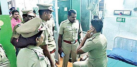 கோவில்பட்டியில் நடந்த தாக்குதல் சம்பவத்தில் காயமடைந்த காவல் ஆய்வாளரின் வாகன ஓட்டுநர் பாண்டீஸ்வரனிடம் ஏடிஎஸ்பி கார்த்திகேயன், டி.எஸ்.பி. வெங்கடேஷ் ஆகியோர் விசாரணை நடத்தினர்.