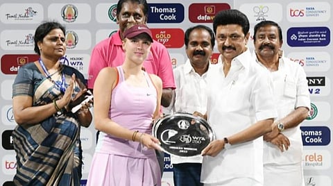 லிண்டாவுக்கு கோப்பையை வழங்குகிறார் முதல்வர் மு.க.ஸ்டாலின்.