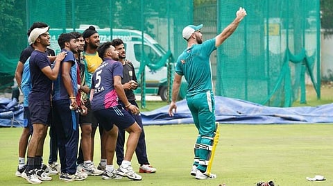 இளம் வீரர்களுடன் செல்ஃபி எடுக்கும் மேக்ஸ்வெல்.