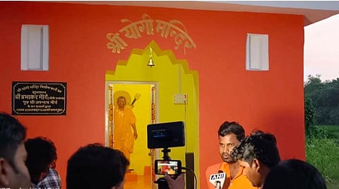 அயோத்தியில் முதல்வர் யோகிக்கு கோயில் - சிலைக்கு ஆரத்தி எடுத்து வழிபாடு