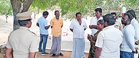 மார்த்தாண்டம்பட்டியில் மணல் குவாரிக்கு எதிராக போராட்டம் நடத்த வந்த நாம் தமிழர் கட்சியினரிடம் பேச்சுவார்த்தை நடத்திய போலீஸார்.