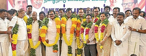 தமிழ்நாடு காங்கிரஸ் பொதுக்குழுக் கூட்டம் சென்னை வேப்பேரியில் உள்ள ஒய்எம்சிஏ அரங்கத்தில் நேற்று நடைபெற்றது. இக்கூட்டத்தில் மாநில தலைவர் கே.எஸ்.அழகிரி, தமிழ்நாடு காங்கிரஸ் கமிட்டி தேர்தல் அதிகாரி கவுரவ் கோகாய் எம்.பி. மேலிடப் பொறுப்பாளர் வல்லபிரசாத், முன்னாள் தலைவர்கள் கே.வீ.தங்கபாலு. திருநாவுக்கரசர், ஈவிகேஎஸ்.இளங்கோவன் மற்றும் கட்சி நிர்வாகிகள் கலந்து கொண்டனர். படம்: ம.பிரபு