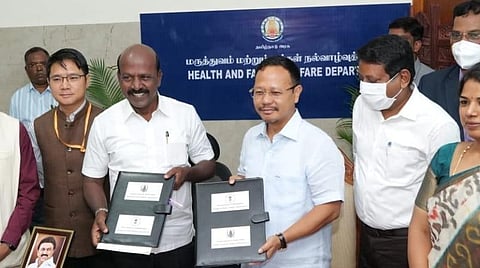 தமிழகம் - மேகாலயா இடையே மருத்துவ சிகிச்சை முறைகளைப் பகிர்ந்து கொள்வதற்கான புரிந்துணர்வு ஒப்பந்தம், சென்னை ஓமந்தூரார் அரசு பன்னோக்கு உயர் சிறப்பு மருத்துவமனையில் நேற்று கையெழுத்தானது. இதில் பங்கேற்ற தமிழக சுகாதாரத் துறை அமைச்சர் மா.சுப்பிரமணியன் மற்றும் மேகாலயா மாநிலத்தின் சுகாதாரம் மற்றும் குடும்பநலத் துறை அமைச்சர் ஜே.கே.சங்மா உள்ளிட்டோர்படம்: ம.பிரபு