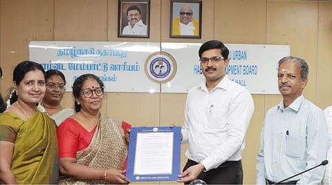 தமிழ்நாடு நகர்ப்புற வாழ்விட மேம்பாட்டு வாரிய மேலாண்மை இயக்குநர் கோவிந்த ராவ் முன்னிலையில் புரிந்துணர்வு ஒப்பந்தம் கையெழுத்து.