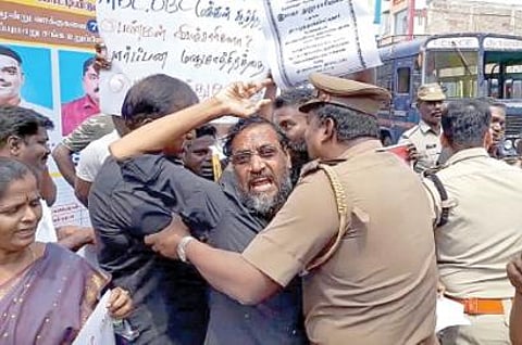 புதுச்சேரியில் மோதலில் ஈடுபட முயன்ற இந்து முன்னணியினர் மற்றும் தந்தை பெரியார் திராவிடர் கழகத்தினரை போலீஸார் தடுத்து நிறுத்தி கட்டுப்படுத்தினர்.