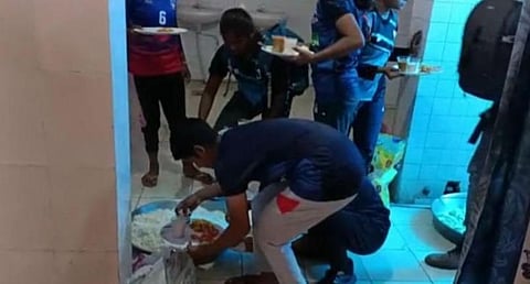 உத்தர பிரதேசம் சஹாரன்பூரில் விளையாட்டு மைதானத்தின் கழிவறை பகுதியில், கபடி வீராங்கனைகளுக்கு வைக்கப்பட்டிருந்த உணவு.