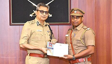 சென்னை மத்திய குற்றப்பிரிவு சைபர் க்ரைம் காவல் உதவி ஆய்வாளர் பாஸ்கரனுக்கு ஆகஸ்ட் மாதத்துக்கான நட்சத்திர காவல் விருதை காவல் ஆணையர் சங்கர் ஜிவால் வழங்கினார்.