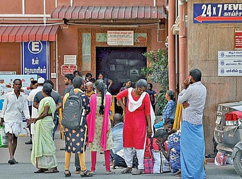 எழும்பூர் அரசு குழந்தைகள் நல மருத்துவமனையில் 24 மணி நேரமும் செயல்படும் வார்டு அருகே திரண்டிருந்த பொதுமக்கள். படம்: ம.பிரபு