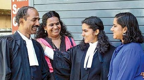 கேரள உயர் நீதிமன்றத்தில் தந்தை சுரேந்திரனும் மகள் அனன்யாவும் ஒரே நாளில் வழக்கறிஞர்களாக பதிவு செய்தனர். உடன் அவர்களது குடும்பத்தினர்.