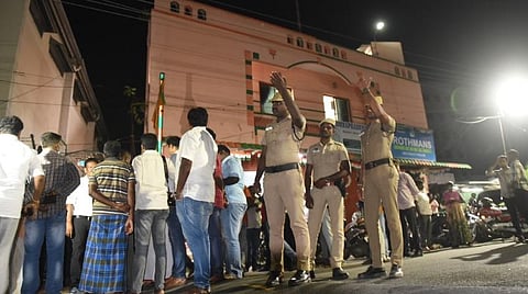 படம் விளக்கம்: பாஜக அலுவலகம் முன்பு திரண்டிருந்த கட்சியினர். படம் : ஜெ.மனோகரன்.