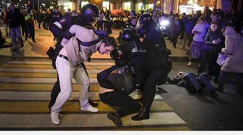 உக்ரைன் போருக்கு எதிராக ரஷ்யாவில் போராட்டம் - 1000-க்கும் மேற்பட்டோர் கைது