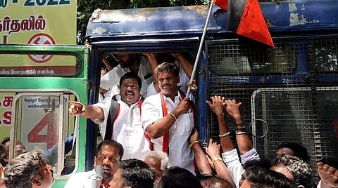 புதுச்சேரியில் ரேஷன் கடைகளை திறக்க கோரும் போராட்டத்தில் தள்ளுமுள்ளு: நூற்றுக்கணக்கான திமுகவினர் கைது