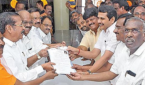 திமுக மாவட்டச் செயலாளர் தேர்தலுக்கான வேட்பு மனு தாக்கல் சென்னை அண்ணா அறிவாலயத்தில் நேற்று 2-வது நாளாக நடைபெற்றது. கரூர் மாவட்டச் செயலாளர் பதவிக்கு போட்டியிடும் அமைச்சர் செந்தில் பாலாஜி தனது வேட்புமனுவை, அமைப்புச் செயலாளர் ஆர்.எஸ்.பாரதியிடம் வழங்கினார். படம்: ம.பிரபு