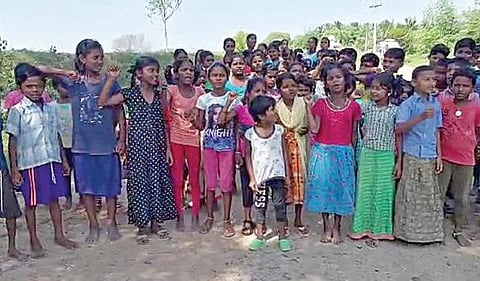 பரந்தூரில் விமான நிலையம் அமைக்க எதிர்ப்புத் தெரிவித்து நேற்று பள்ளிக்கு செல்லாமல் போராட்டம் நடத்திய ஏகனாபுரம் கிராம மாணவ, மாணவிகள்.