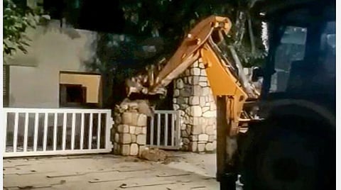 நள்ளிரவில் இடிக்கப்பட்ட உத்தரகாண்ட் பாஜக மூத்த தலைவர் மகனின் ஓய்வு விடுதி