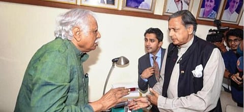 வேட்புமனு படிவம் பெற்று காங்கிரஸ் தலைவர் தேர்தலில் போட்டியிடுவதை உறுதி செய்த சசி தரூர்