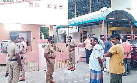 தாம்பரம் அருகே பெட்ரோல் குண்டு வீசப்பட்ட ஆர்எஸ்எஸ் பிரமுகர் வீட்டில் நேற்று விசாரணை மேற்கொண்ட போலீஸார்.