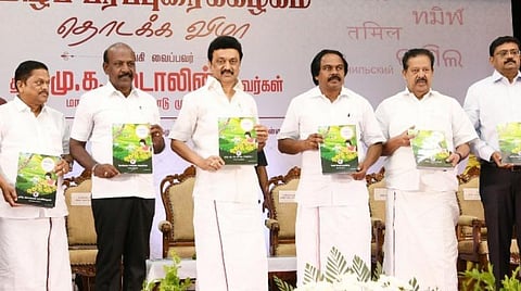 தமிழ் பரப்புரை கழகம் தொடக்க விழா அண்ணா பல்கலைக்கழகத்தில் உள்ள விவேகானந்தர் அரங்கில் நேற்று நடைபெற்றது. இதில் 24 மொழிகளில் தமிழ் பாடல் நூல்கள், துணைக்கருவி, கற்றல் மேலாண்மை செயலியை முதல்வர் ஸ்டாலின் வெளியிட்டார். உடன் அமைச்சர்கள் பொன்முடி, மனோ தங்கராஜ், மா.சுப்ரமணியம், கா.ராமச்சந்திரன் உள்ளிட்டோர். படம்: பு.க.பிரவீன்