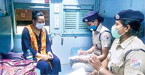 பெண் பயணிகள் பாதுகாப்பு, குழந்தைகள் மீட்பில் தீவிர நடவடிக்கை - சப்தமில்லாமல் சாதிக்கும் ரயில்வே பாதுகாப்பு படை