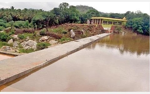 தமிழக-ஆந்திர எல்லையில் பாலாற்றின் குறுக்கே கட்டப்பட்டுள்ள புல்லூர் தடுப்பணை. (கோப்புப்படம்)