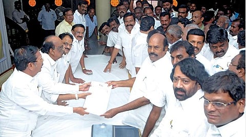 சென்னை அண்ணா அறிவாலயத்தில் திமுக மாவட்டச் செயலாளர் தேர்தலுக்கு அமைச்சர் எ.வ.வேலு உட்பட பலரும் நேற்று வேட்புமனு தாக்கல் செய்தார். மனுக்களை, திமுக அமைப்புச் செயலாளர் ஆர்.எஸ்.பாரதி, தலைமை நிலைய செயலாளர்கள் பூச்சி முருகன், துறைமுகம் காஜா, துணை அமைப்புச் செயலாளர் அன்பகம் கலை உள்ளிட்டோர் பெற்றுக் கொண்டனர். உடன் அமைச்சர் கே.என்.நேரு உள்ளிட்டோர். படங்கள்: ம.பிரபு