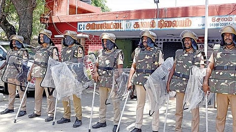 மண்ணெண்ணெய் குண்டுவீசிய வழக்கில் இருவர் கைது செய்யப் பட்டதால் அப்பகுதியில் அசம்பாவித சம்பவங்கள் நடைபெறாமல் தடுக்க சேலம் அம்மாப்பேட்டை காவல் நிலையம் முன்பு போலீஸார் கவச உடைகளுடன் பாதுகாப்பில் ஈடுபட்டனர். படம்: எஸ்.குரு பிரசாத்