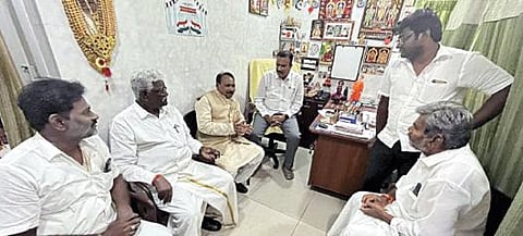 மருத்துவர் மனோஜ்குமாருக்கு ஆறுதல் கூறிய மத்திய இணை அமைச்சர் பானு பிரதாப் சிங் வர்மா.