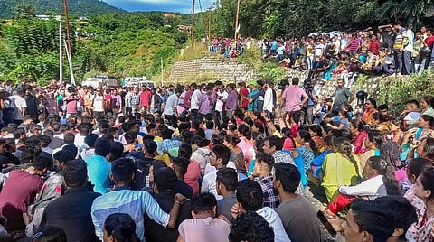 இளம்பெண் கொலையை கண்டித்து உத்தராகண்ட் நகர் பகுதியில் உறவினர்கள், பொதுமக்கள் நேற்று சாலை மறியலில் ஈடுபட்டனர். இதனால் ரிஷிகேஷ்-பத்ரிநாத் சாலையில் போக்குவரத்து முடங்கியது. படம்: பிடிஐ