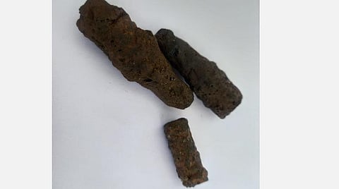 மதுரை மாவட்டம் திருப்பரங்குன்றம் அருகே கரடிப்பட்டி மலையடிவாரப்பகுதியிலுள்ள தொல்லியல்மேட்டில் கிடைத்துள்ள தொல்பொருட்கள்.