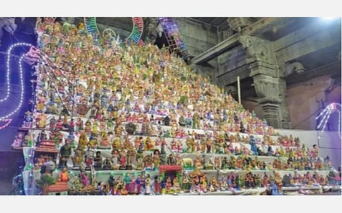 சிதம்பரம் நடராஜர் கோயிலில் வைக்கப்பட்டுள்ள பிரம்மாண்டமான கொலு.