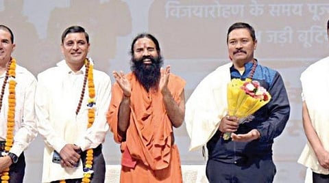 பதஞ்சலி நிறுவனர் ஆச்சாரிய பாலகிருஷ்ணா தலைமையிலான மலையேற்ற குழுவினருடன் சுவாமி ராம்தேவ்.