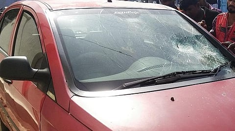 இந்து முன்னணி நிர்வாகியின் வீடு மீது கல்வீச்சு; கார் கண்ணாடி உடைப்பு: கோவை எஸ்.பி. நேரில் விசாரணை