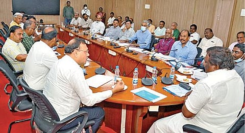 ஆம்னி பேருந்து கட்டணங்களை முறைப்படுத்துவது தொடர்பாக, பேருந்து உரிமையாளர்கள், சங்கப் பிரதிநிதிகளுடனான ஆலோசனைக் கூட்டம், சென்னைஎழிலகத்தில் அமைச்சர் சிவசங்கர் தலைமையில் நேற்று நடந்தது. படம்:ம.பிரபு