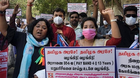 கரோனா காலத்தில் உயிரைப் பணயம் வைத்து சேவை செய்த மருத்துவர்களை போராட வைப்பது அவமானம்: தினகரன்